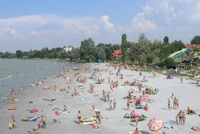 Lellei Vízparti Homokos Strandnál Balatonlelle